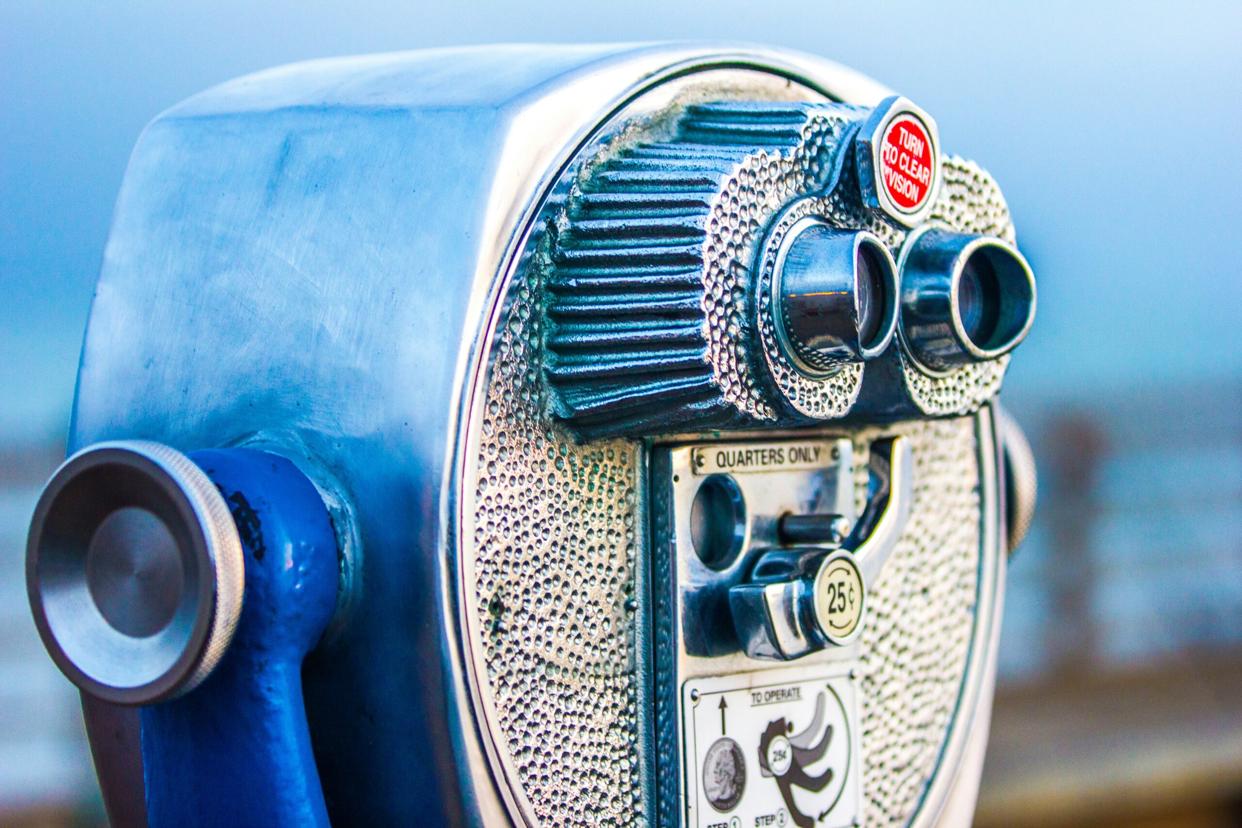 How does the focusing mechanism in binoculars work? Expert Tips